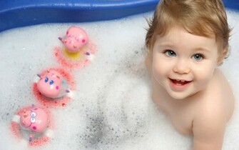 Wallpaper Met Een Baby In Bad Roze Speelgoed