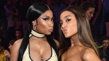 Vmas Ariana Grande Adjusted Nicki Minaj S Dress On Her Way