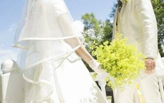 Married Couple Love Kissing Wallpaper Newly