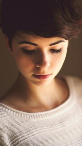 Wallpaper Short Hair Girl In Room QHD Picture Image