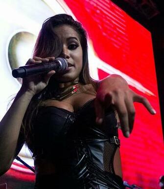 Ego Anitta Ganha Bolo De Anivers Rio Durante Show No