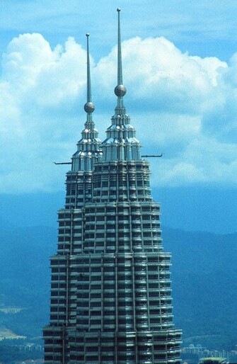Planet Of Hotels Petronas Towers Wallpaper