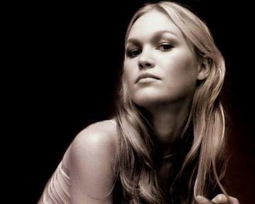 Julia Stiles Wallpaper
