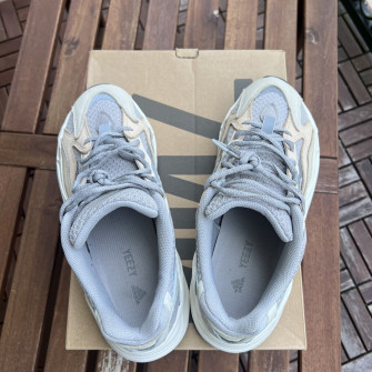 Size Adidas Yeezy Boost V2 Cream Casually Worn
