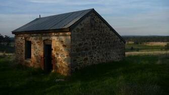 Gorgeous Disused Farmhouse Wallpaper For Your Linux Mint Mate Desktop