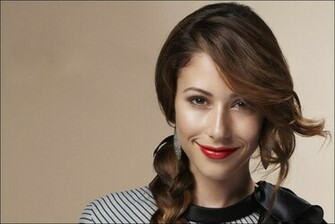 Smile Amanda Crew Wallpaper