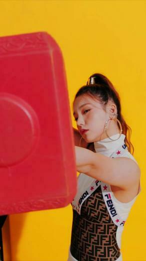 Yeji Itzy Wallpaper Hwang In Kpop