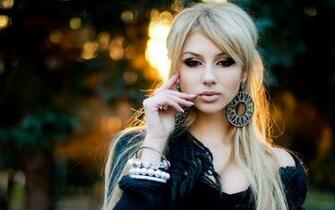 Blonde Girl Earrings Necklace Classic Fashionista