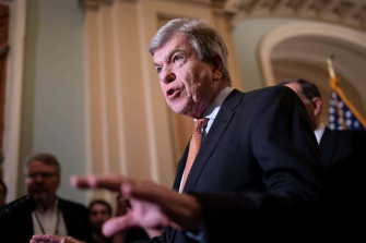 Roy Blunt Passionately Speaking Iphlxaoe4dg7el3d Wallpaper