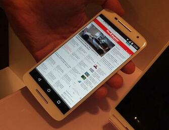 Play And X Style A Moto Broadside Into The Flagship Phone S