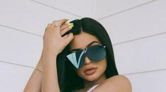 Kylie Jenner Quay X Drop Two Collection Wallpaper