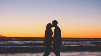 Wallpaper Id Girlfriend And Boyfriend Share A Kiss At