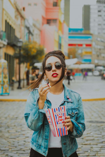 Pretty Teen Girl In City Opkozmulm9xkbvmt Wallpaper