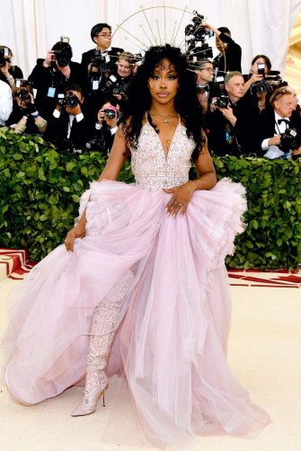 Celebrities Strike A Pose At The Met Gala Wallpaper