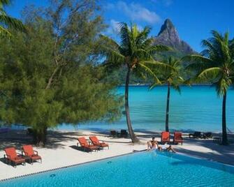 Bora Pool And Sea Hq Wallpaper