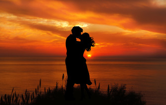 Cute Kiss 4k Wallpaper