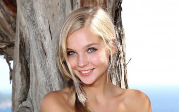 Sienna With A Beautiful Smile Under Tree Wallpaper Girl