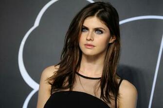 Alexandra Daddario Fotolip Rich Image And Wallpaper