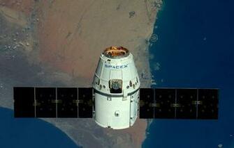 Dragon Spacex Private Shuttle Spaceship Earth Surface Wallpaper