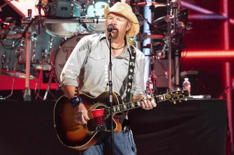 Reba Mcentire Shares Memories Of Distinctive Vocalist Toby Keith Wallpaper