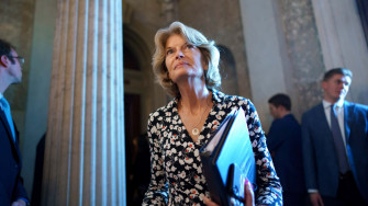 Lisa Murkowski Walking Holding Documents Lp3m0rvr569dfuag Wallpaper