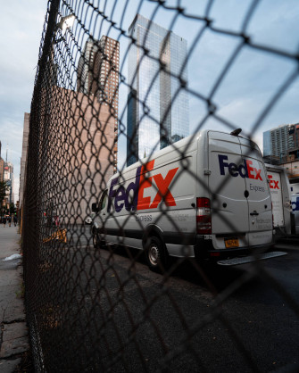 Fedex Delivery Photography Jugnwod40eniqimo Wallpaper