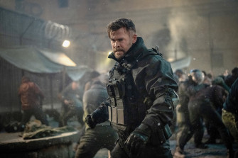 Extraction Trailer Brings Back Chris Hemsworth S Tyler Rake