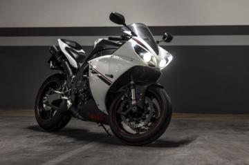 Yamaha Yzf R1 Catching Some Nice Underground Light The Best