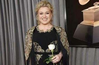 Kelly Clarkson S Grammy Loss Singer Jokes About Not Being