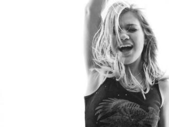 Kelly Clarkson Wallpaper Beautiful