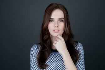 Zoey Deutch Wallpaper Background