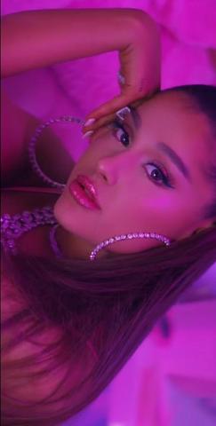Ariana Grande Fans Wallpaper