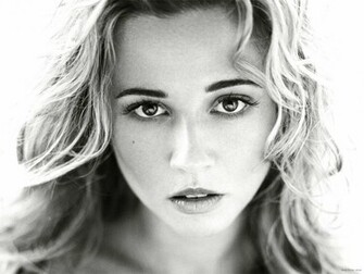 Linda Cardellini Desktop Wallpaper In Widescreen HD