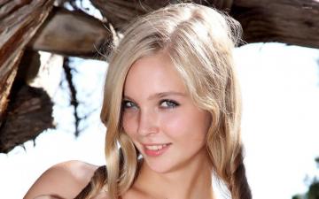 Sienna Portrait Smiling Wallpaper Girl