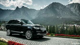 Range Rover Black Side Mountain Yoga