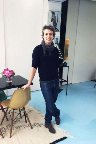 J R Me Dreyfuss Leaning On Chair Wallpaper