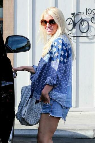 Pics Photos Jessica Simpson In Daisy Dukes Celebrities