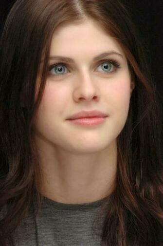 Alexandra Daddario HD Wallpaper