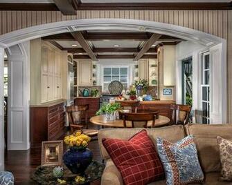 Mid Sized Traditional Kitchen Design Ideas Remodels Photos With