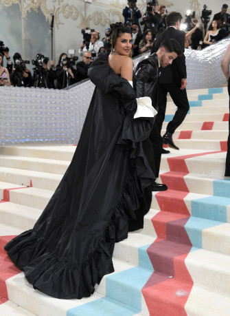 Met Gala Priyanka Chopra Arrive In Style Wearing High Slit Gown Diamonds Dramatic Sleeves Twins With Nick Jonas Black Wallpaper