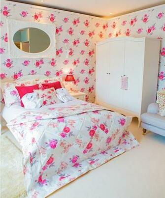 Wallpaper Quilt Prop