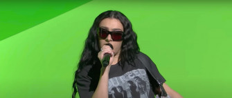 Charli Xcx Snl Performance Screenshot Wallpaper