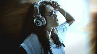 HD Skullcandy Sexy Disco Girl Wallpaper