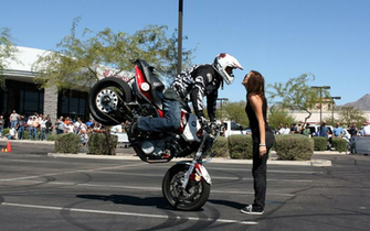 Stoppie Kiss Wallpaper