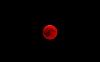 Wallpaper Moon Full Eclipse Red 4k