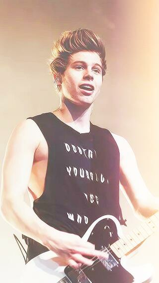 Luke Hemmings iPhone Wallpaper