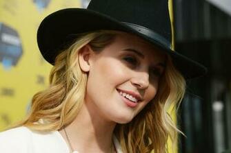Cute Maggie Grace Wears Hat Wallpaper Dreamlovewallpaper