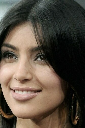 Kim Kardashian Smile iPhone Wallpaper