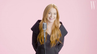 Lindsay Lohan Can T Keep A Straight Face While Reenacting Her