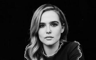 Zoey Deutch Wallpaper Background
